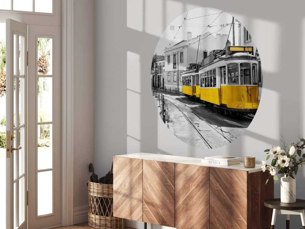 Gelbe Straßenbahn in einer schwarz-weißen Straße