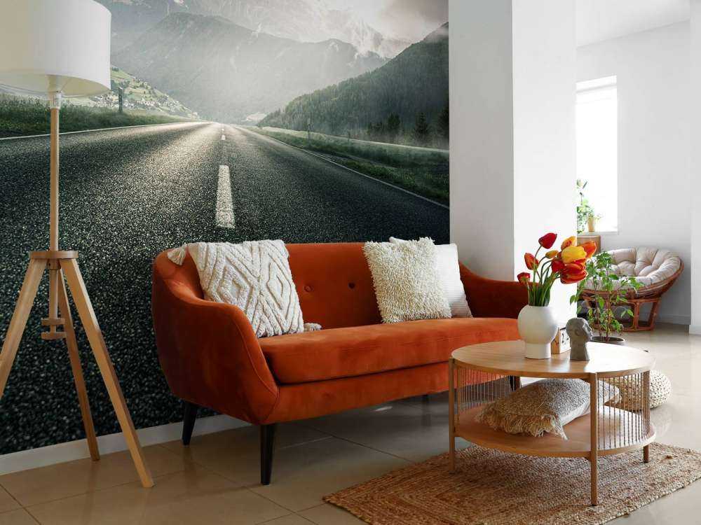 Straße in gebirgiger Landschaft
