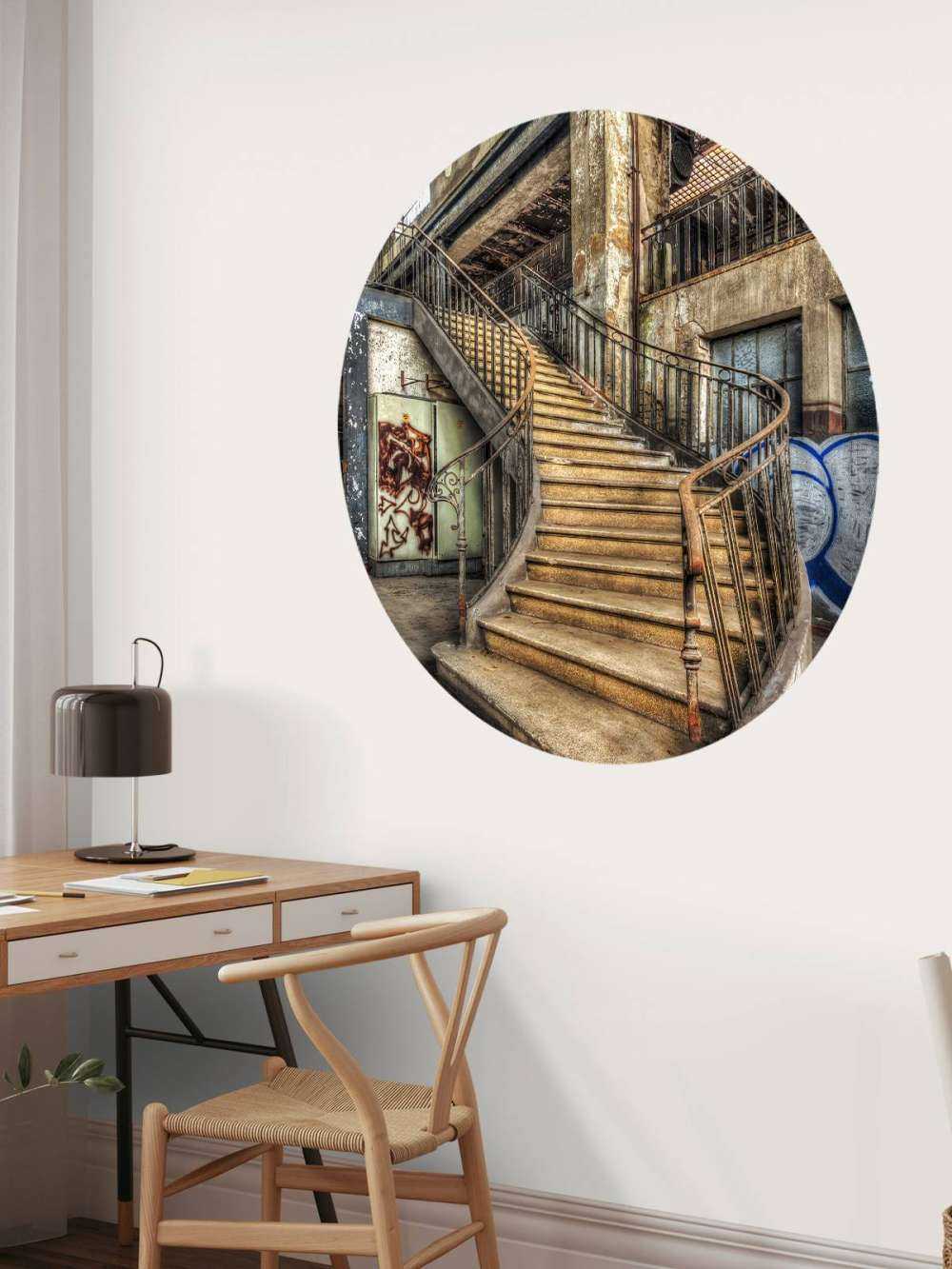 Eine verfallene treppe