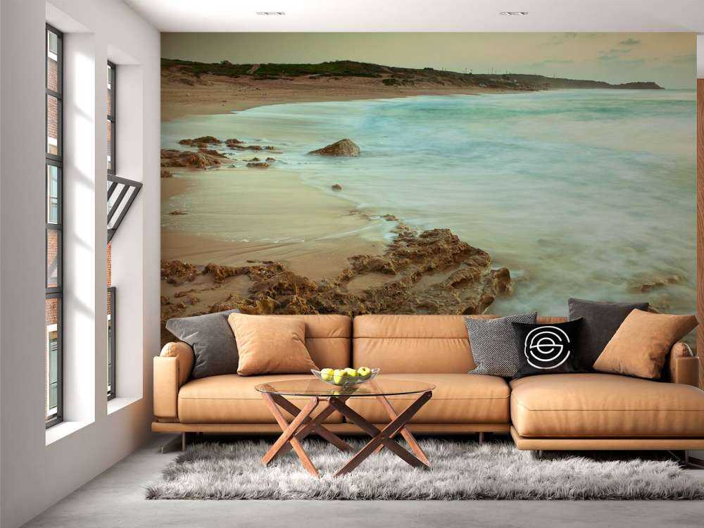 Ruhiger Strand mit Felsen