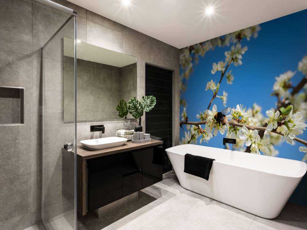 Hummel mit weißen Blüten