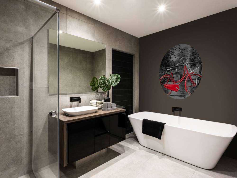 Rotes Fahrrad auf der Brücke