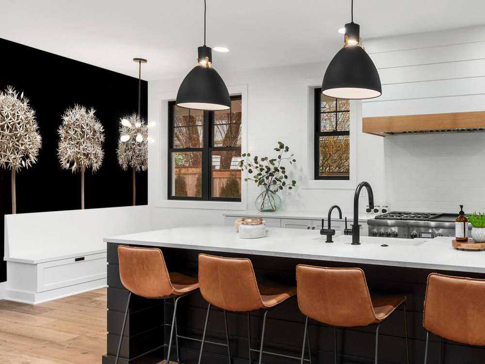 Drei Alliumblüten in einer Reihe