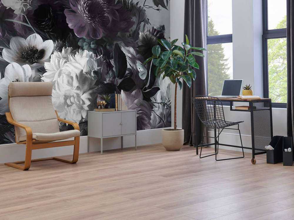 Großer Strauß mit Anemonen in Lila