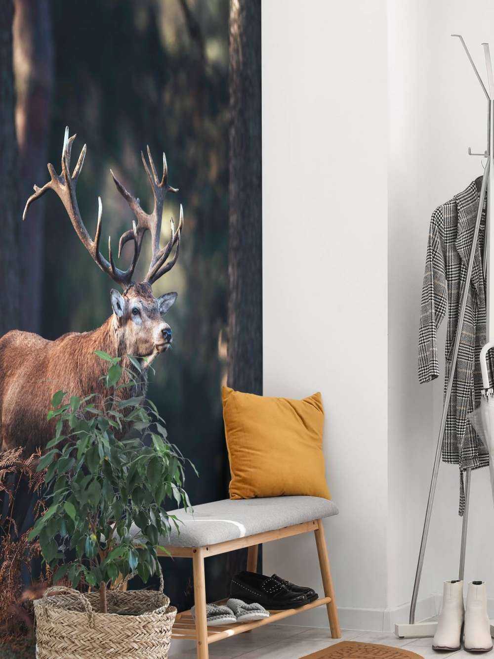 Hirsche auf einem Hügel