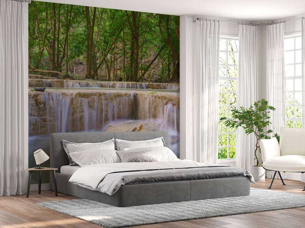 Wasserfall im tiefen Regenwald