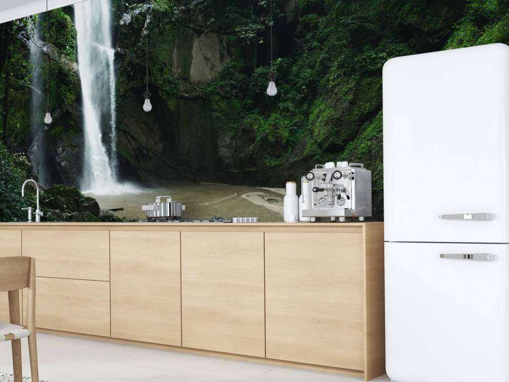 Wasserfall im tiefen Wald