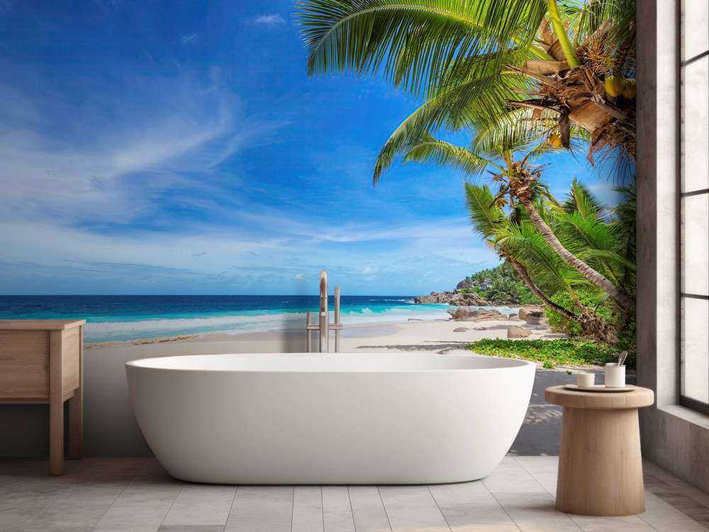 Tropischer Strand mit Palme