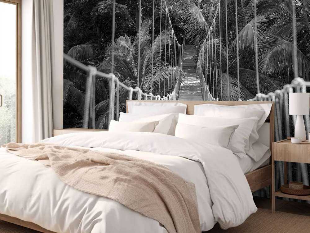 Hölzerne Brücke zwischen Palmen