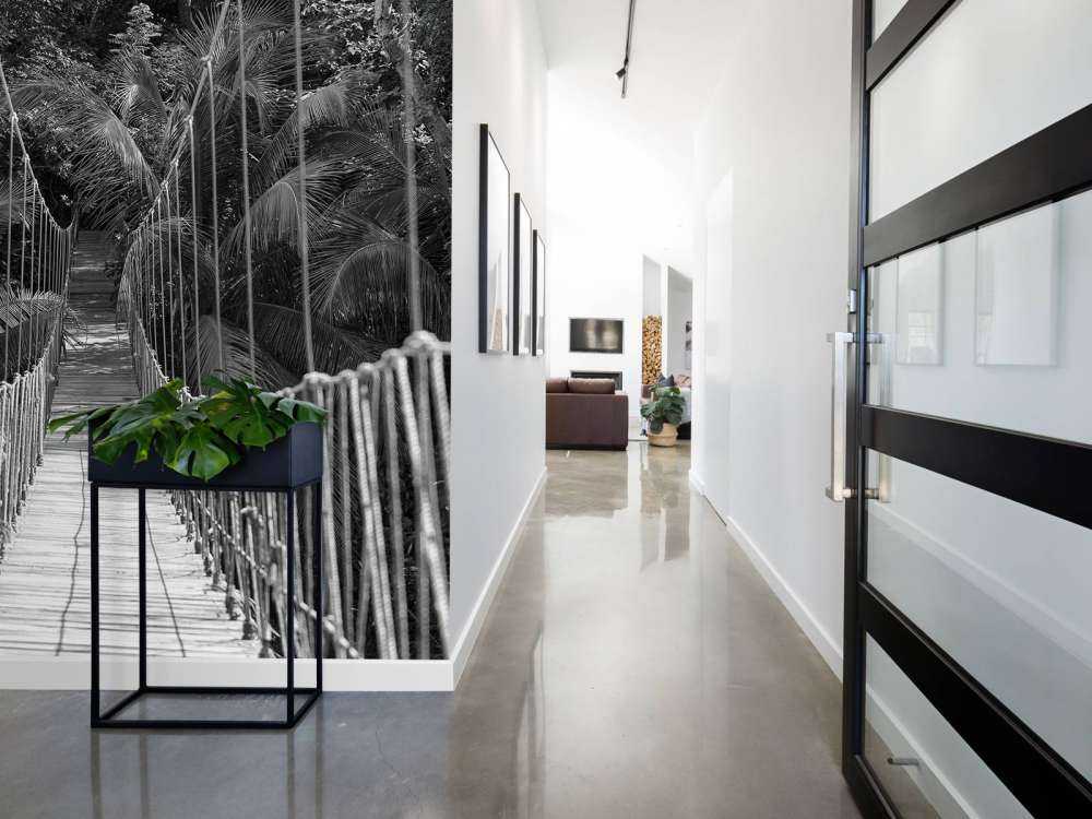 Hölzerne Brücke zwischen Palmen