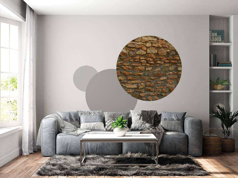 Große Wand mit Rohsteinen in verschiedenen Größen