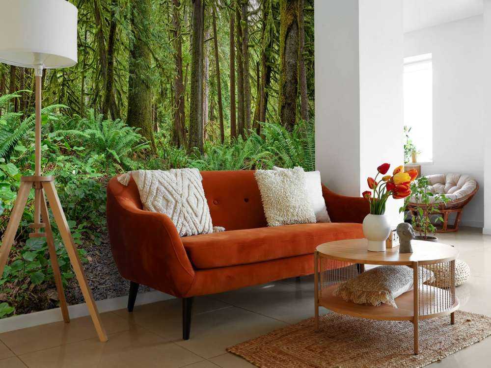 Weg mit Steinen durch den Wald 