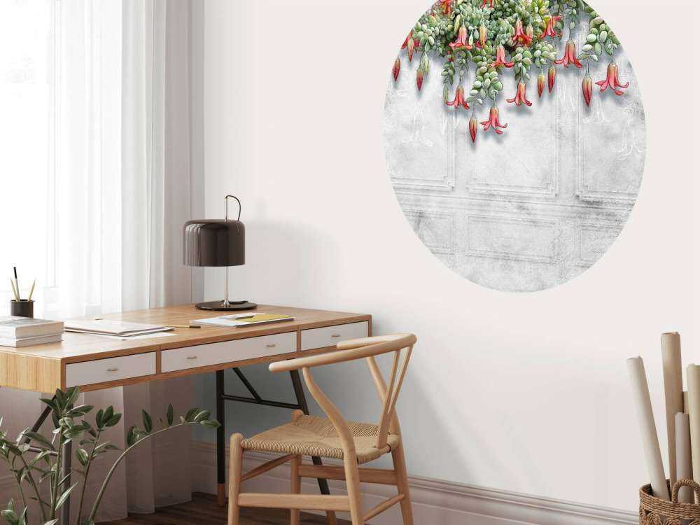 Exotische Blumen auf Beton