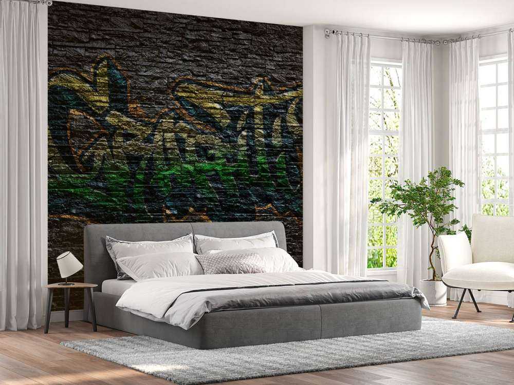 Graffiti auf schwarzen Steinen