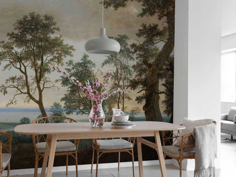 Flusslandschaft durch Bäume gesehen