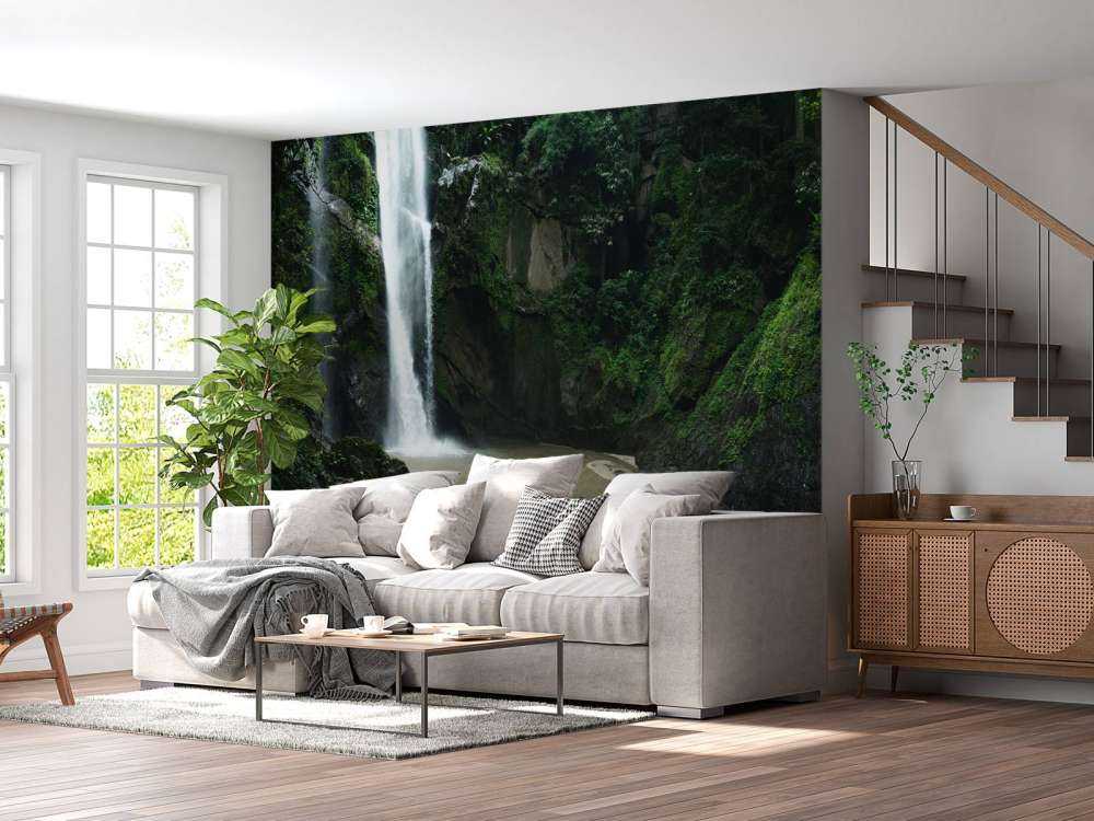 Wasserfall im tiefen Wald