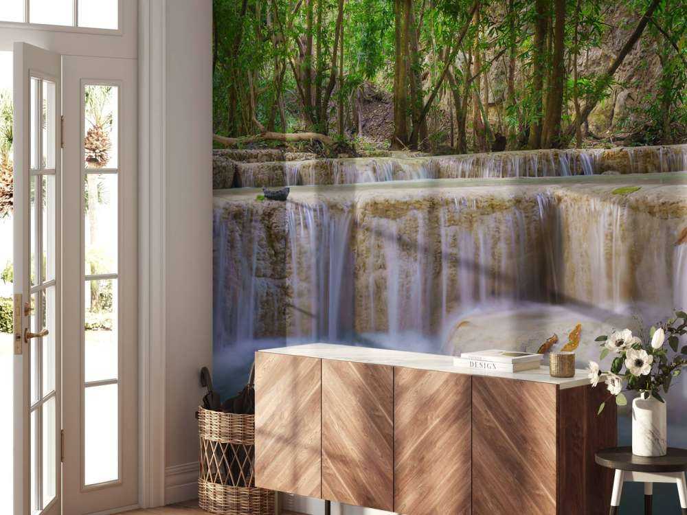 Wasserfall im tiefen Regenwald
