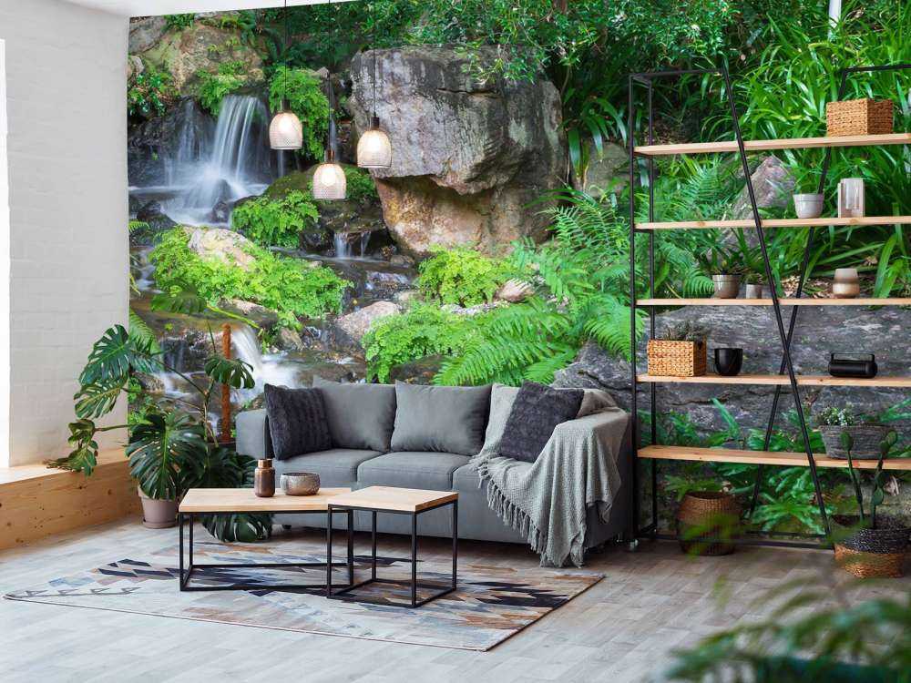Wasserfall mit tropischen Pflanzen