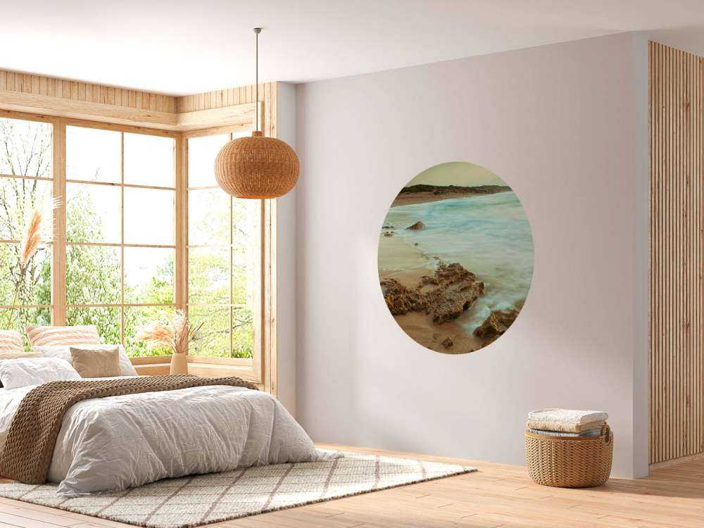 Ruhiger Strand mit Felsen