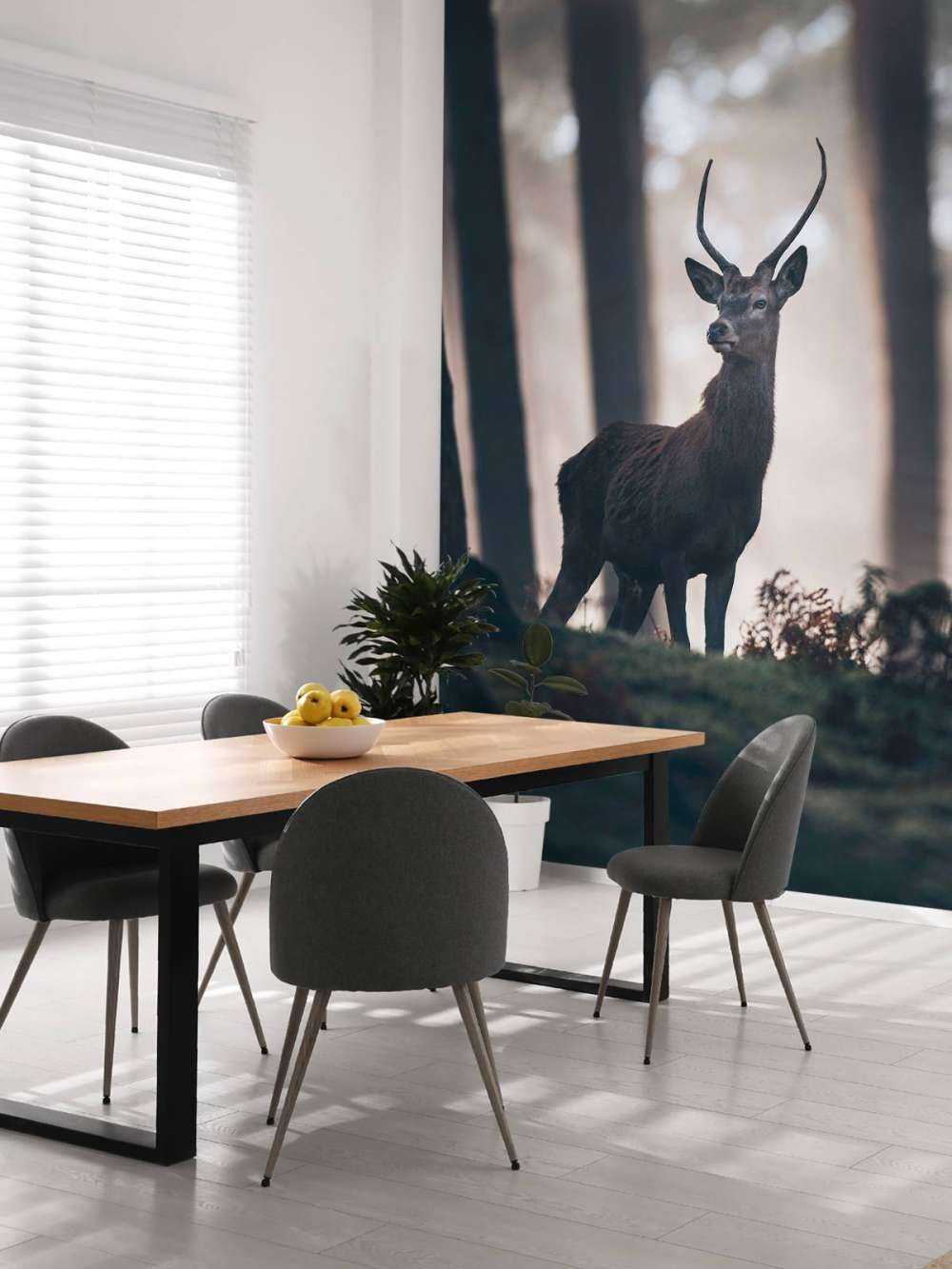 Hirsch in der Nähe von Bäumen
