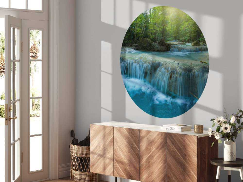 Schöner tiefer Wasserfall