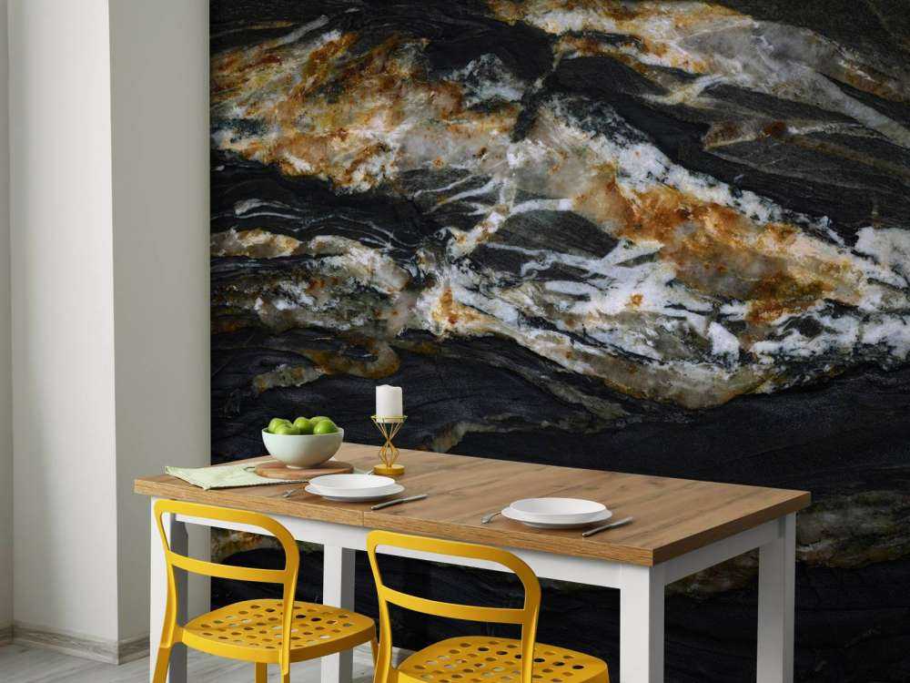 Schwarzer Marmor mit Relief