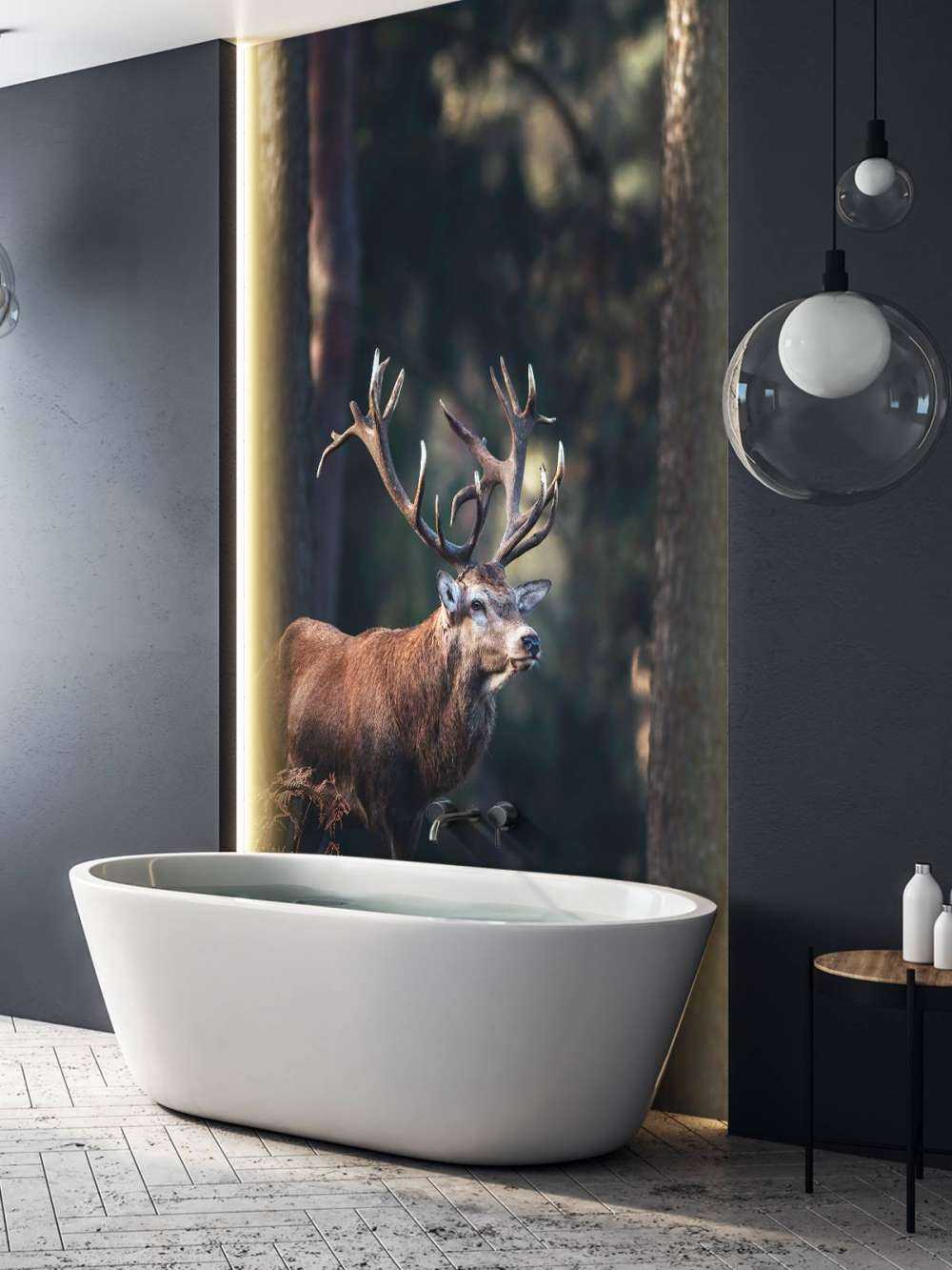 Hirsche auf einem Hügel