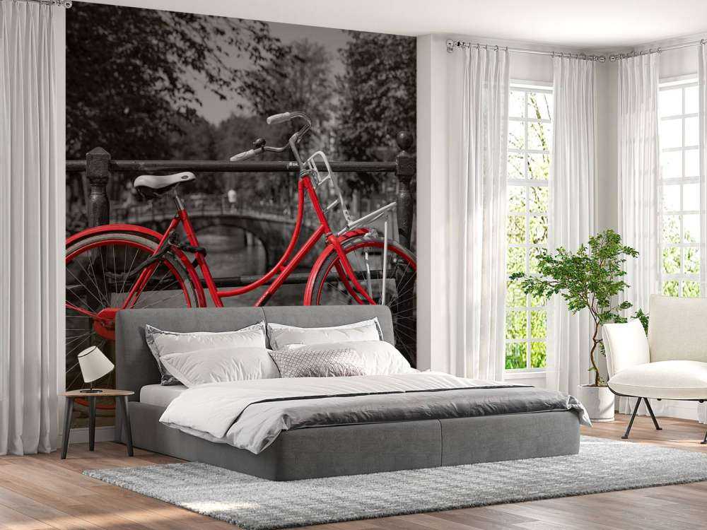 Rotes Fahrrad auf der Brücke