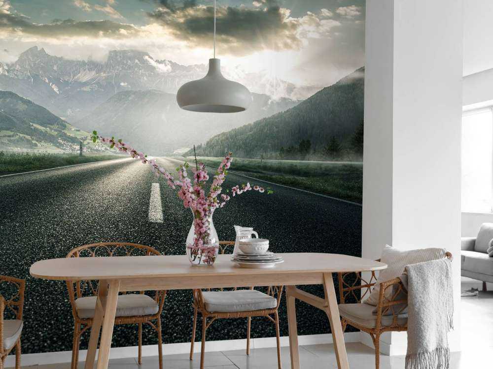 Straße in gebirgiger Landschaft