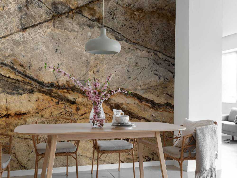 Sandfarbener Marmor mit Rillen