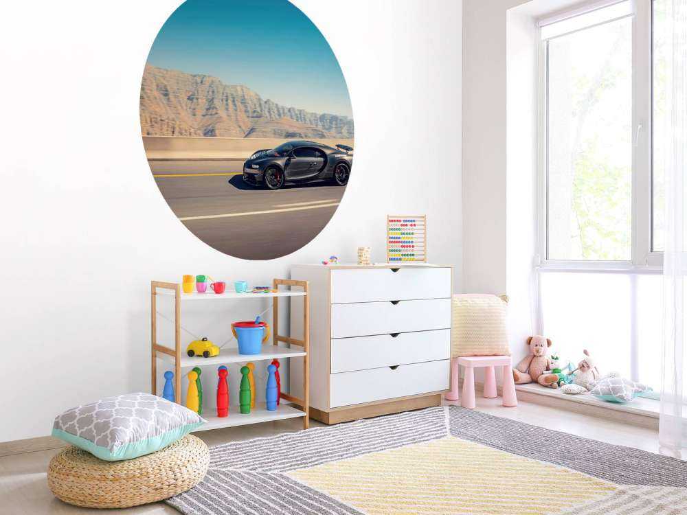 Hypercar gegen bergige Landschaft