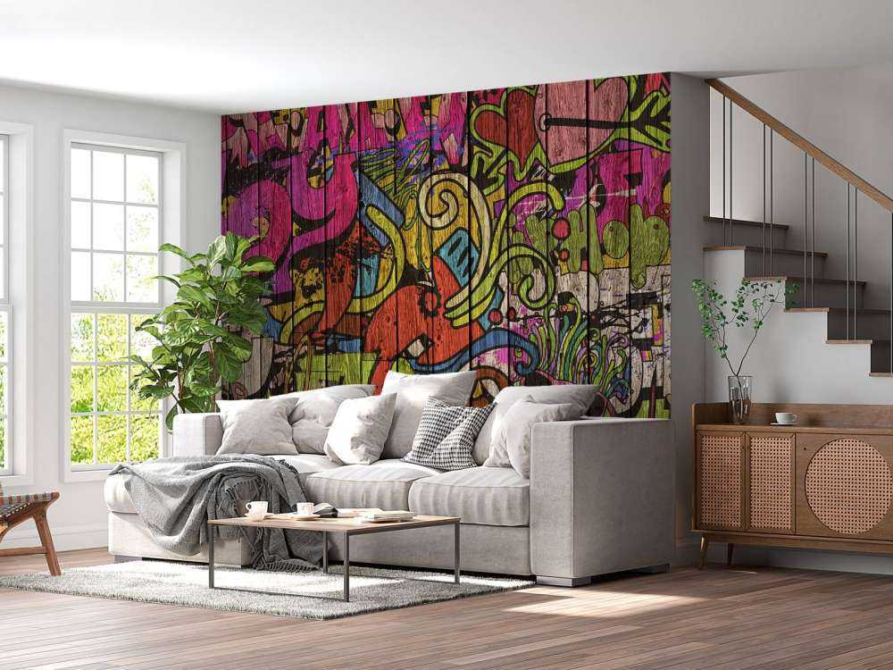 Straßengraffiti auf altem Holz