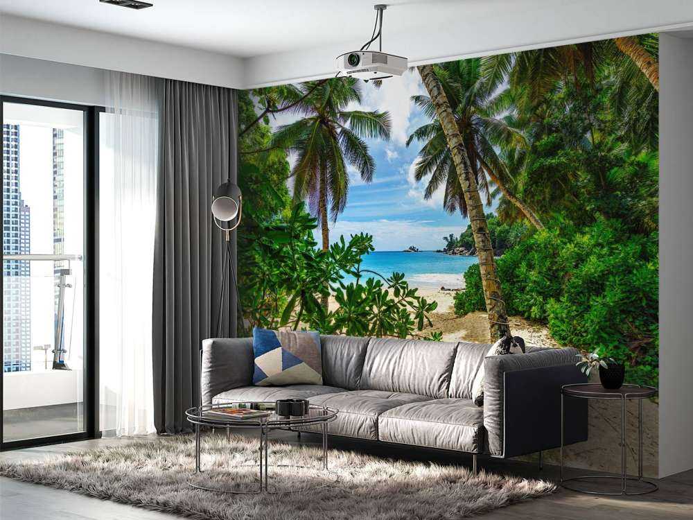 Strand zwischen den Palmen