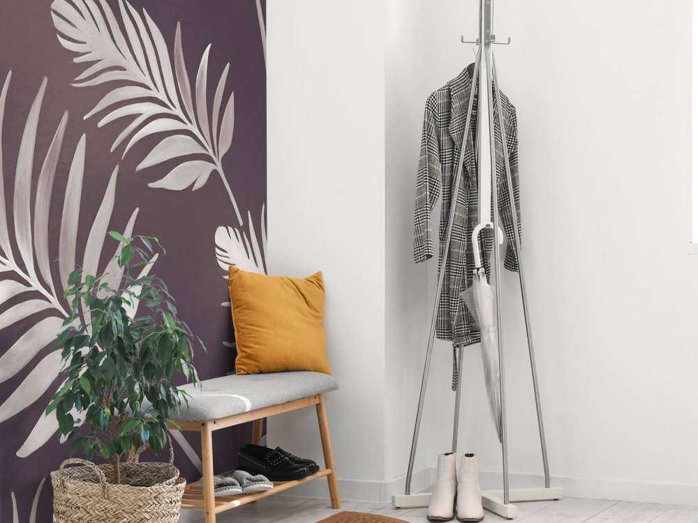 Goldene Blätter auf dunkler Erde