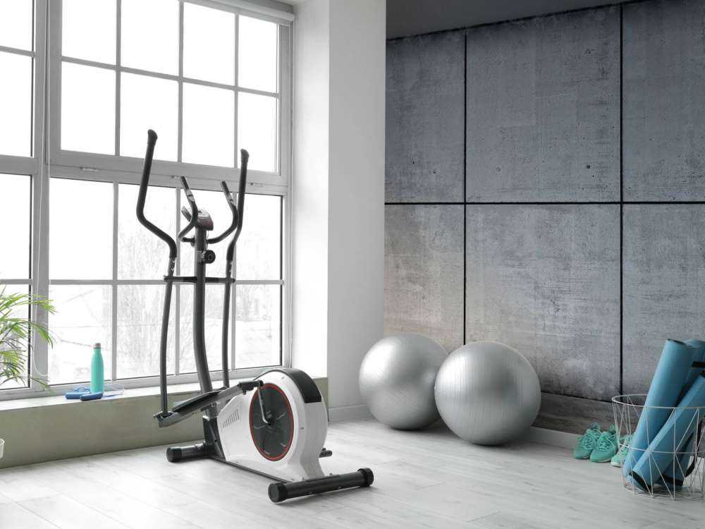 Betonwand mit Boxsack