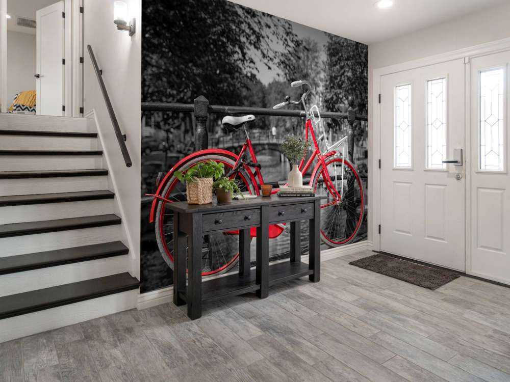 Rotes Fahrrad auf der Brücke