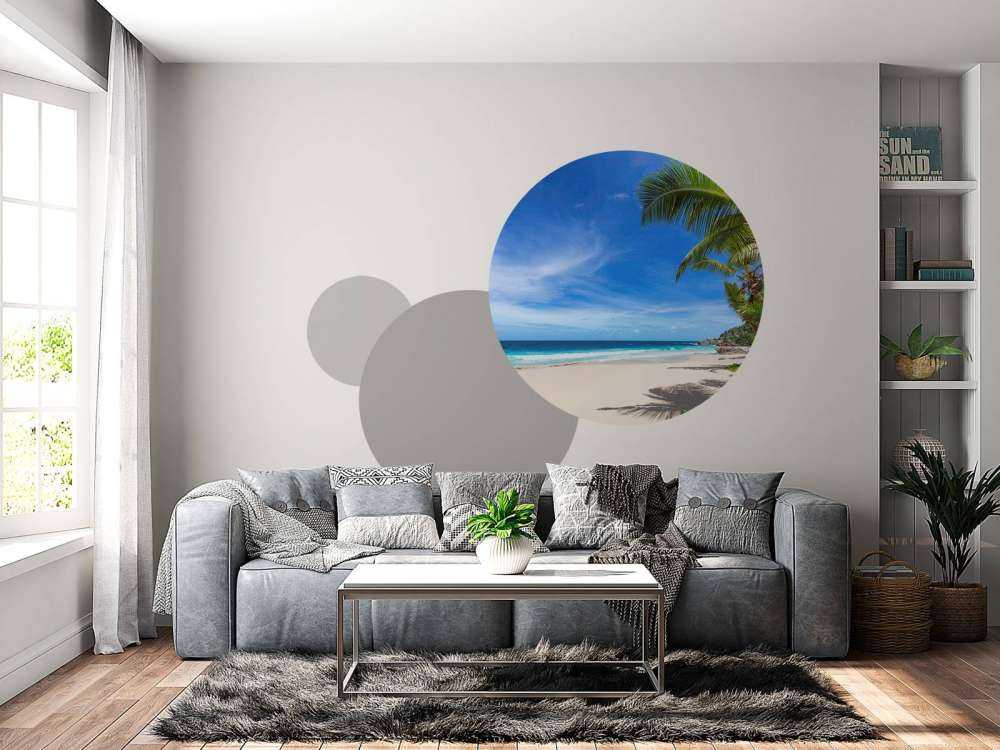 Tropischer Strand mit Palme