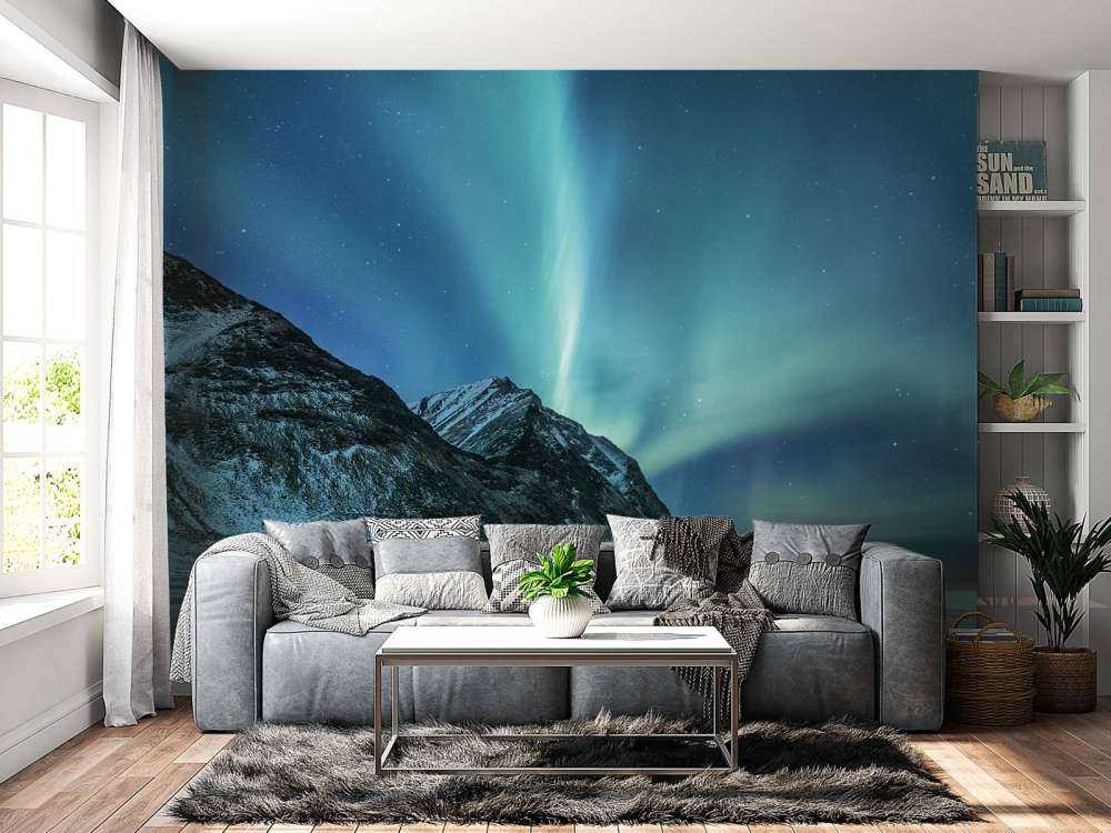 Grünes Nordlicht über den Bergen