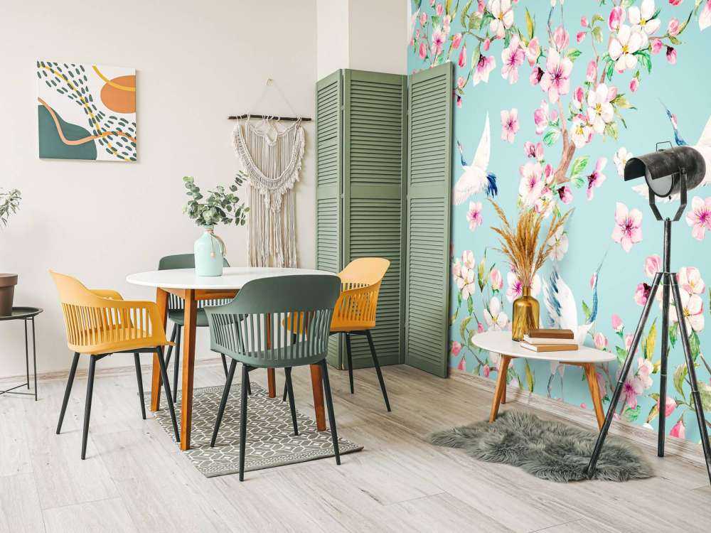 Kraniche zwischen rosa Blumen