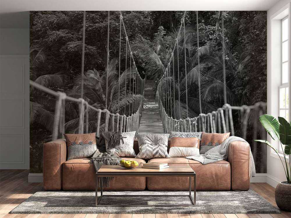 Hölzerne Brücke zwischen Palmen