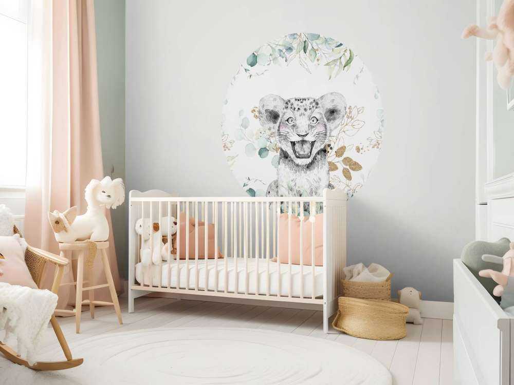 Baby-Löwe mit Minzblättern