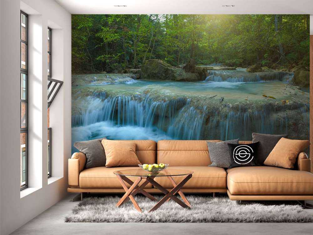 Schöner tiefer Wasserfall